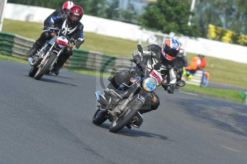Mallory park Leicestershire;Mallory park photographs;Motorcycle action photographs;classic bikes;event digital images;eventdigitalimages;mallory park;no limits trackday;peter wileman photography;vintage bikes;vintage motorcycles;vmcc festival 1000 bikes