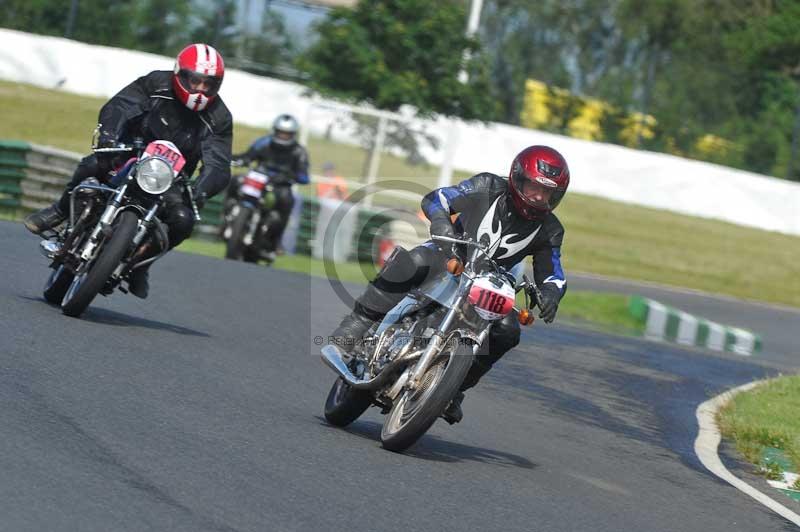 Mallory park Leicestershire;Mallory park photographs;Motorcycle action photographs;classic bikes;event digital images;eventdigitalimages;mallory park;no limits trackday;peter wileman photography;vintage bikes;vintage motorcycles;vmcc festival 1000 bikes
