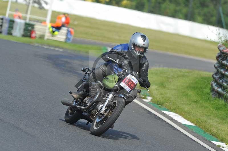 Mallory park Leicestershire;Mallory park photographs;Motorcycle action photographs;classic bikes;event digital images;eventdigitalimages;mallory park;no limits trackday;peter wileman photography;vintage bikes;vintage motorcycles;vmcc festival 1000 bikes