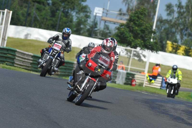 Mallory park Leicestershire;Mallory park photographs;Motorcycle action photographs;classic bikes;event digital images;eventdigitalimages;mallory park;no limits trackday;peter wileman photography;vintage bikes;vintage motorcycles;vmcc festival 1000 bikes
