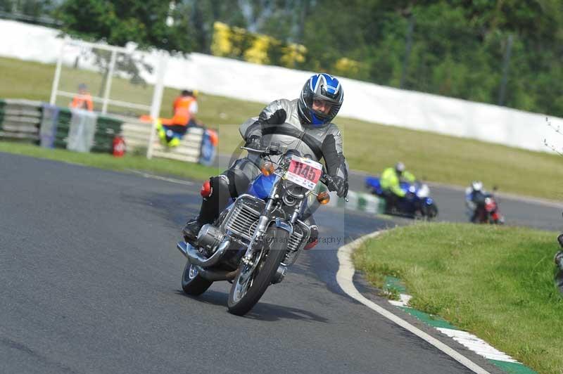 Mallory park Leicestershire;Mallory park photographs;Motorcycle action photographs;classic bikes;event digital images;eventdigitalimages;mallory park;no limits trackday;peter wileman photography;vintage bikes;vintage motorcycles;vmcc festival 1000 bikes