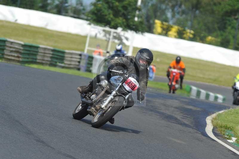 Mallory park Leicestershire;Mallory park photographs;Motorcycle action photographs;classic bikes;event digital images;eventdigitalimages;mallory park;no limits trackday;peter wileman photography;vintage bikes;vintage motorcycles;vmcc festival 1000 bikes