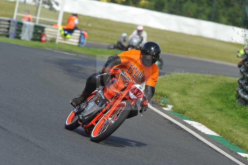 Mallory park Leicestershire;Mallory park photographs;Motorcycle action photographs;classic bikes;event digital images;eventdigitalimages;mallory park;no limits trackday;peter wileman photography;vintage bikes;vintage motorcycles;vmcc festival 1000 bikes