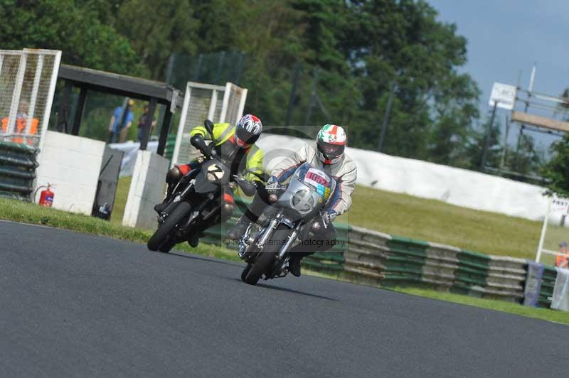 Mallory park Leicestershire;Mallory park photographs;Motorcycle action photographs;classic bikes;event digital images;eventdigitalimages;mallory park;no limits trackday;peter wileman photography;vintage bikes;vintage motorcycles;vmcc festival 1000 bikes