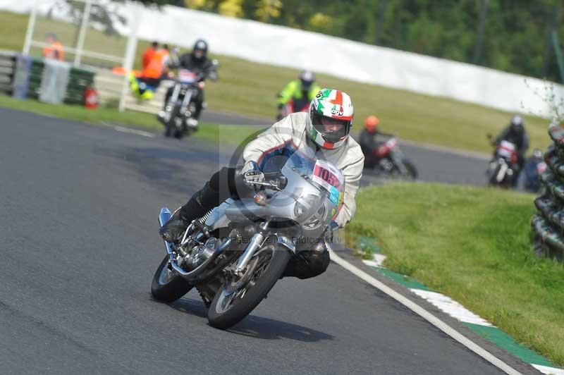 Mallory park Leicestershire;Mallory park photographs;Motorcycle action photographs;classic bikes;event digital images;eventdigitalimages;mallory park;no limits trackday;peter wileman photography;vintage bikes;vintage motorcycles;vmcc festival 1000 bikes