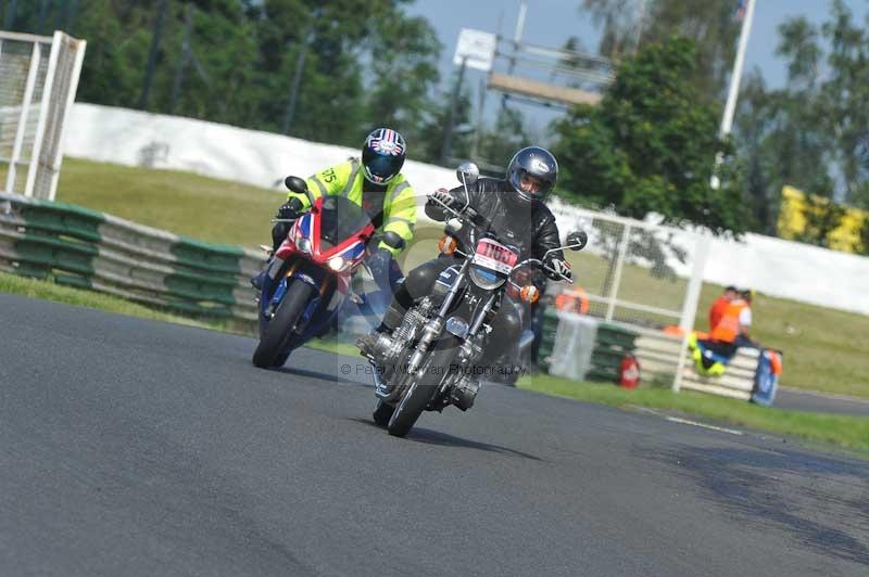 Mallory park Leicestershire;Mallory park photographs;Motorcycle action photographs;classic bikes;event digital images;eventdigitalimages;mallory park;no limits trackday;peter wileman photography;vintage bikes;vintage motorcycles;vmcc festival 1000 bikes