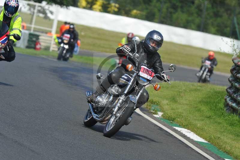 Mallory park Leicestershire;Mallory park photographs;Motorcycle action photographs;classic bikes;event digital images;eventdigitalimages;mallory park;no limits trackday;peter wileman photography;vintage bikes;vintage motorcycles;vmcc festival 1000 bikes