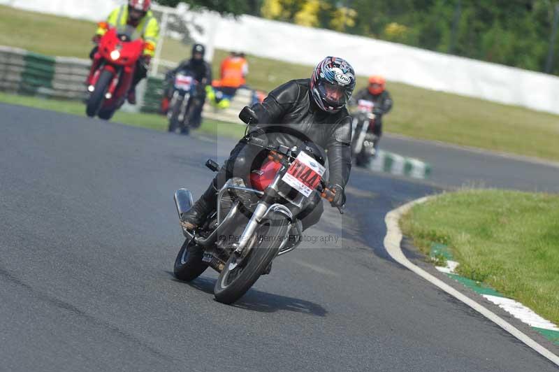 Mallory park Leicestershire;Mallory park photographs;Motorcycle action photographs;classic bikes;event digital images;eventdigitalimages;mallory park;no limits trackday;peter wileman photography;vintage bikes;vintage motorcycles;vmcc festival 1000 bikes