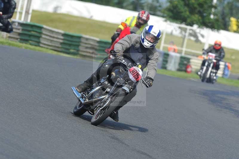 Mallory park Leicestershire;Mallory park photographs;Motorcycle action photographs;classic bikes;event digital images;eventdigitalimages;mallory park;no limits trackday;peter wileman photography;vintage bikes;vintage motorcycles;vmcc festival 1000 bikes