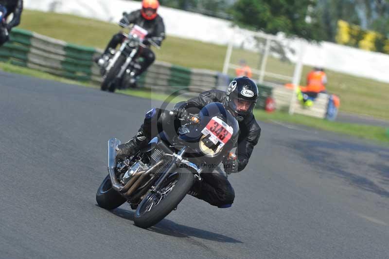 Mallory park Leicestershire;Mallory park photographs;Motorcycle action photographs;classic bikes;event digital images;eventdigitalimages;mallory park;no limits trackday;peter wileman photography;vintage bikes;vintage motorcycles;vmcc festival 1000 bikes