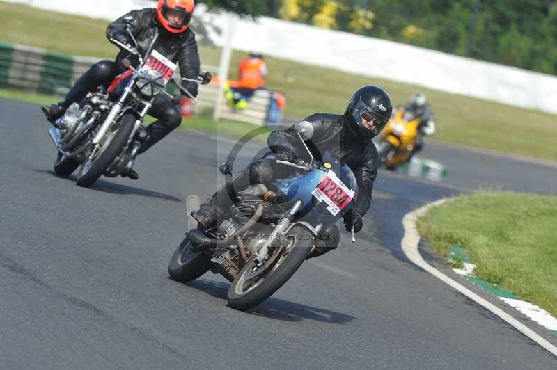 Mallory park Leicestershire;Mallory park photographs;Motorcycle action photographs;classic bikes;event digital images;eventdigitalimages;mallory park;no limits trackday;peter wileman photography;vintage bikes;vintage motorcycles;vmcc festival 1000 bikes