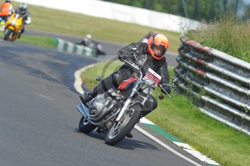 Mallory park Leicestershire;Mallory park photographs;Motorcycle action photographs;classic bikes;event digital images;eventdigitalimages;mallory park;no limits trackday;peter wileman photography;vintage bikes;vintage motorcycles;vmcc festival 1000 bikes