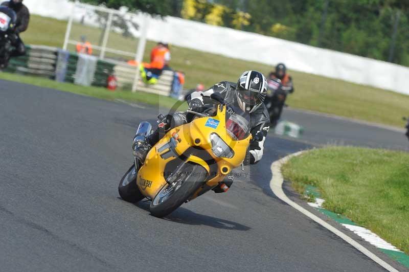 Mallory park Leicestershire;Mallory park photographs;Motorcycle action photographs;classic bikes;event digital images;eventdigitalimages;mallory park;no limits trackday;peter wileman photography;vintage bikes;vintage motorcycles;vmcc festival 1000 bikes