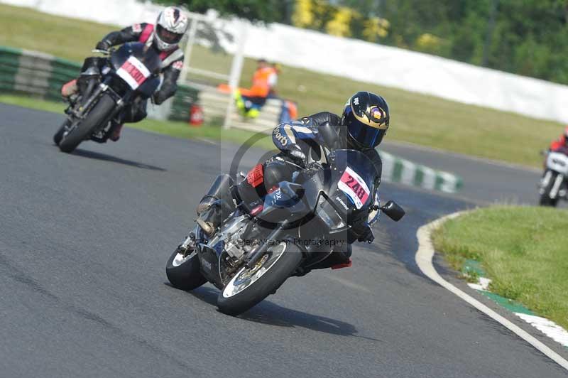 Mallory park Leicestershire;Mallory park photographs;Motorcycle action photographs;classic bikes;event digital images;eventdigitalimages;mallory park;no limits trackday;peter wileman photography;vintage bikes;vintage motorcycles;vmcc festival 1000 bikes