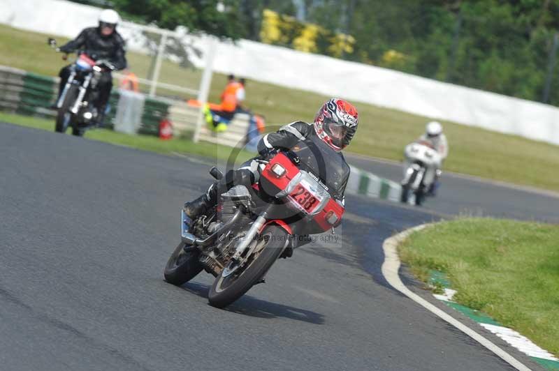 Mallory park Leicestershire;Mallory park photographs;Motorcycle action photographs;classic bikes;event digital images;eventdigitalimages;mallory park;no limits trackday;peter wileman photography;vintage bikes;vintage motorcycles;vmcc festival 1000 bikes