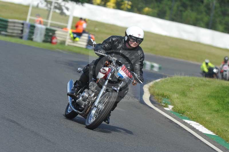 Mallory park Leicestershire;Mallory park photographs;Motorcycle action photographs;classic bikes;event digital images;eventdigitalimages;mallory park;no limits trackday;peter wileman photography;vintage bikes;vintage motorcycles;vmcc festival 1000 bikes