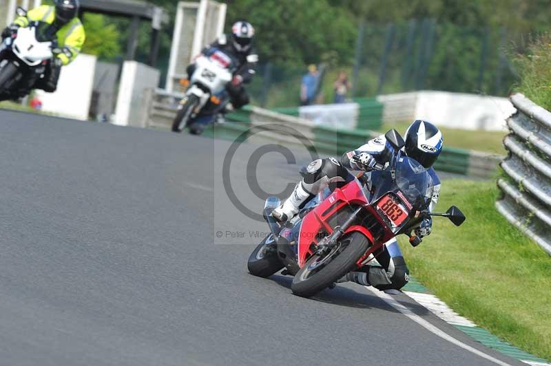 Mallory park Leicestershire;Mallory park photographs;Motorcycle action photographs;classic bikes;event digital images;eventdigitalimages;mallory park;no limits trackday;peter wileman photography;vintage bikes;vintage motorcycles;vmcc festival 1000 bikes