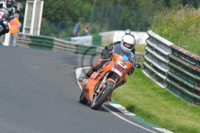 Mallory park Leicestershire;Mallory park photographs;Motorcycle action photographs;classic bikes;event digital images;eventdigitalimages;mallory park;no limits trackday;peter wileman photography;vintage bikes;vintage motorcycles;vmcc festival 1000 bikes