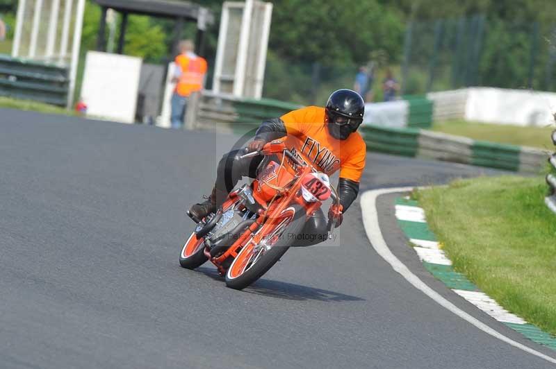 Mallory park Leicestershire;Mallory park photographs;Motorcycle action photographs;classic bikes;event digital images;eventdigitalimages;mallory park;no limits trackday;peter wileman photography;vintage bikes;vintage motorcycles;vmcc festival 1000 bikes