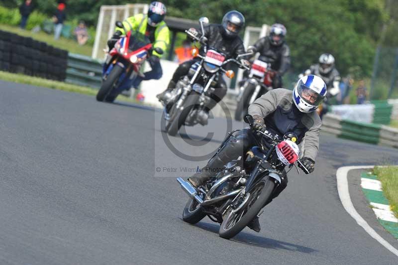 Mallory park Leicestershire;Mallory park photographs;Motorcycle action photographs;classic bikes;event digital images;eventdigitalimages;mallory park;no limits trackday;peter wileman photography;vintage bikes;vintage motorcycles;vmcc festival 1000 bikes