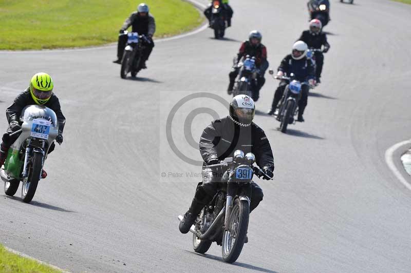 Mallory park Leicestershire;Mallory park photographs;Motorcycle action photographs;classic bikes;event digital images;eventdigitalimages;mallory park;no limits trackday;peter wileman photography;vintage bikes;vintage motorcycles;vmcc festival 1000 bikes