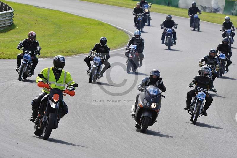 Mallory park Leicestershire;Mallory park photographs;Motorcycle action photographs;classic bikes;event digital images;eventdigitalimages;mallory park;no limits trackday;peter wileman photography;vintage bikes;vintage motorcycles;vmcc festival 1000 bikes