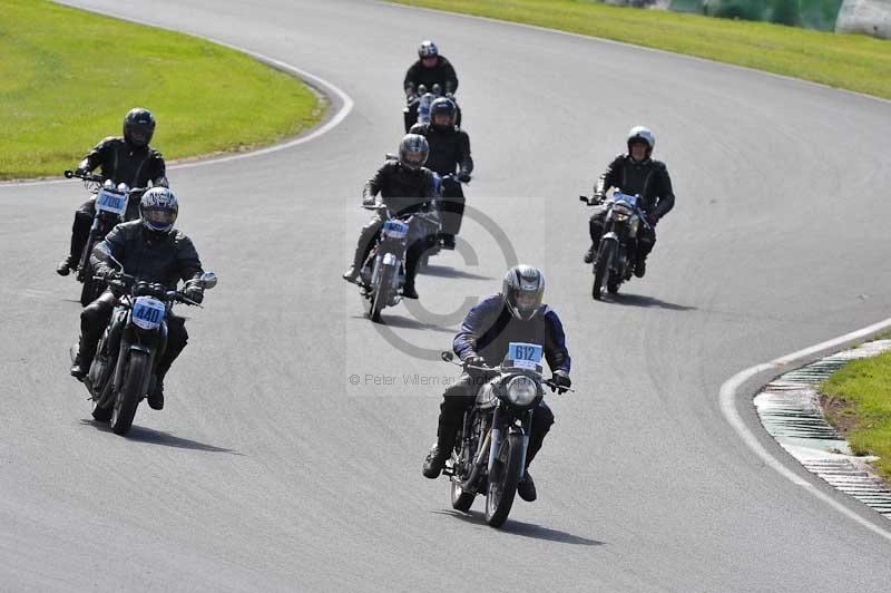 Mallory park Leicestershire;Mallory park photographs;Motorcycle action photographs;classic bikes;event digital images;eventdigitalimages;mallory park;no limits trackday;peter wileman photography;vintage bikes;vintage motorcycles;vmcc festival 1000 bikes