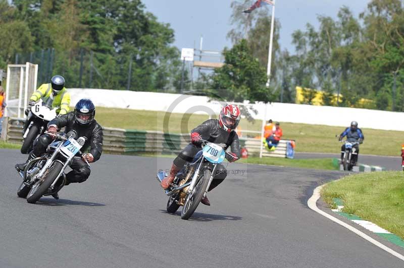Mallory park Leicestershire;Mallory park photographs;Motorcycle action photographs;classic bikes;event digital images;eventdigitalimages;mallory park;no limits trackday;peter wileman photography;vintage bikes;vintage motorcycles;vmcc festival 1000 bikes