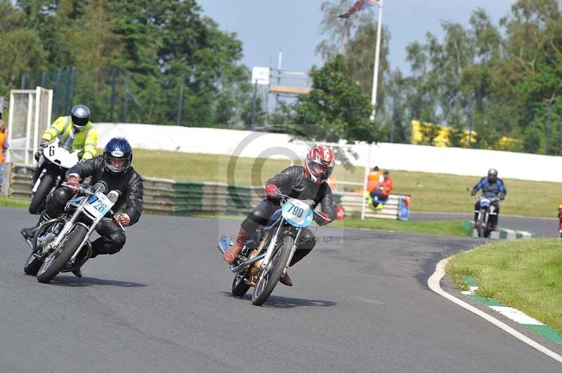 Mallory park Leicestershire;Mallory park photographs;Motorcycle action photographs;classic bikes;event digital images;eventdigitalimages;mallory park;no limits trackday;peter wileman photography;vintage bikes;vintage motorcycles;vmcc festival 1000 bikes