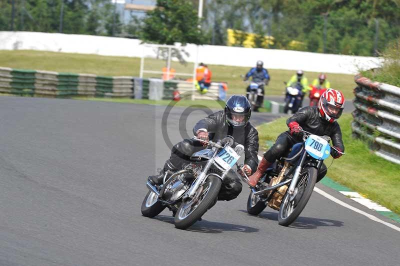 Mallory park Leicestershire;Mallory park photographs;Motorcycle action photographs;classic bikes;event digital images;eventdigitalimages;mallory park;no limits trackday;peter wileman photography;vintage bikes;vintage motorcycles;vmcc festival 1000 bikes