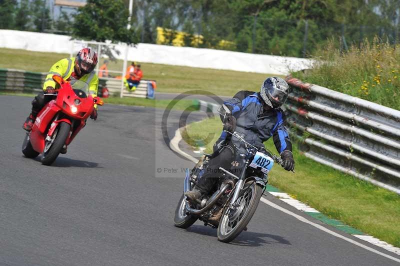 Mallory park Leicestershire;Mallory park photographs;Motorcycle action photographs;classic bikes;event digital images;eventdigitalimages;mallory park;no limits trackday;peter wileman photography;vintage bikes;vintage motorcycles;vmcc festival 1000 bikes