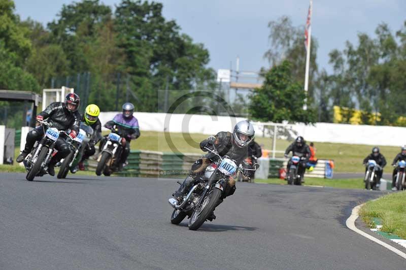 Mallory park Leicestershire;Mallory park photographs;Motorcycle action photographs;classic bikes;event digital images;eventdigitalimages;mallory park;no limits trackday;peter wileman photography;vintage bikes;vintage motorcycles;vmcc festival 1000 bikes