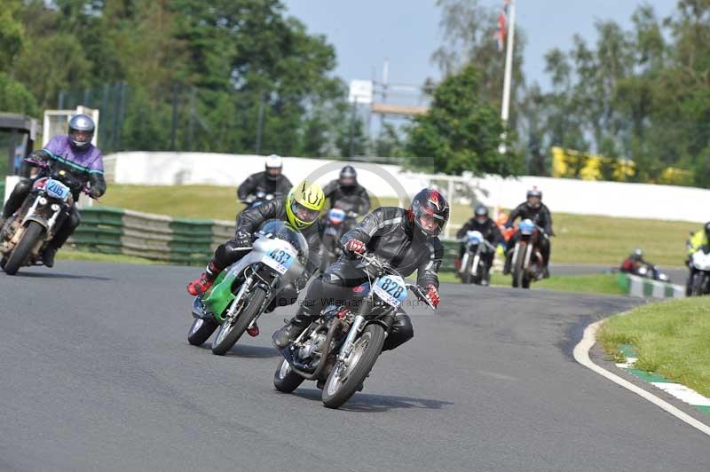 Mallory park Leicestershire;Mallory park photographs;Motorcycle action photographs;classic bikes;event digital images;eventdigitalimages;mallory park;no limits trackday;peter wileman photography;vintage bikes;vintage motorcycles;vmcc festival 1000 bikes