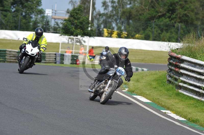 Mallory park Leicestershire;Mallory park photographs;Motorcycle action photographs;classic bikes;event digital images;eventdigitalimages;mallory park;no limits trackday;peter wileman photography;vintage bikes;vintage motorcycles;vmcc festival 1000 bikes