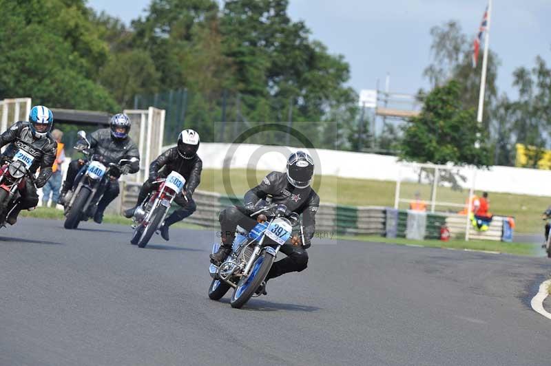 Mallory park Leicestershire;Mallory park photographs;Motorcycle action photographs;classic bikes;event digital images;eventdigitalimages;mallory park;no limits trackday;peter wileman photography;vintage bikes;vintage motorcycles;vmcc festival 1000 bikes