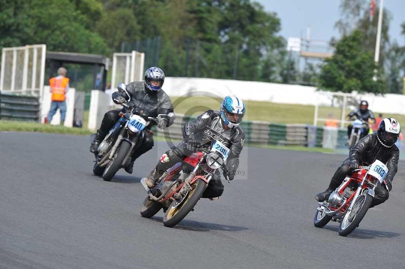 Mallory park Leicestershire;Mallory park photographs;Motorcycle action photographs;classic bikes;event digital images;eventdigitalimages;mallory park;no limits trackday;peter wileman photography;vintage bikes;vintage motorcycles;vmcc festival 1000 bikes