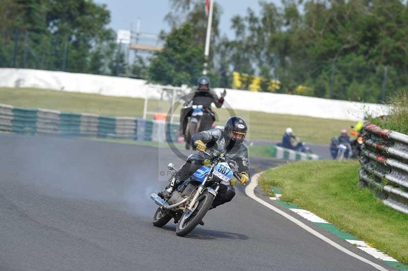 Mallory park Leicestershire;Mallory park photographs;Motorcycle action photographs;classic bikes;event digital images;eventdigitalimages;mallory park;no limits trackday;peter wileman photography;vintage bikes;vintage motorcycles;vmcc festival 1000 bikes