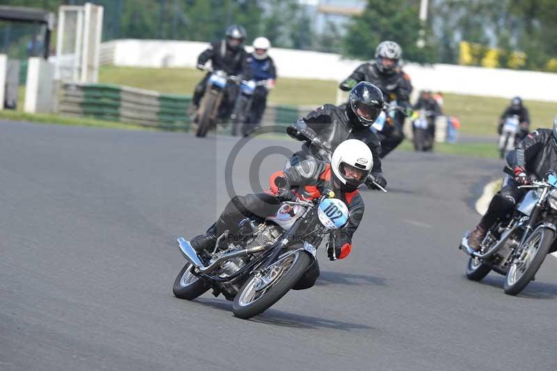 Mallory park Leicestershire;Mallory park photographs;Motorcycle action photographs;classic bikes;event digital images;eventdigitalimages;mallory park;no limits trackday;peter wileman photography;vintage bikes;vintage motorcycles;vmcc festival 1000 bikes