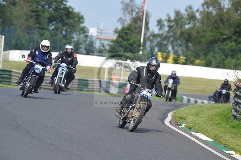 Mallory park Leicestershire;Mallory park photographs;Motorcycle action photographs;classic bikes;event digital images;eventdigitalimages;mallory park;no limits trackday;peter wileman photography;vintage bikes;vintage motorcycles;vmcc festival 1000 bikes