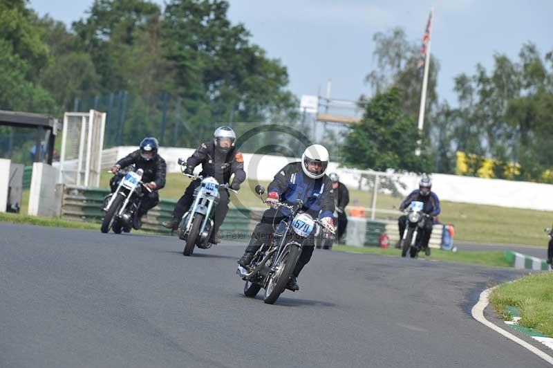 Mallory park Leicestershire;Mallory park photographs;Motorcycle action photographs;classic bikes;event digital images;eventdigitalimages;mallory park;no limits trackday;peter wileman photography;vintage bikes;vintage motorcycles;vmcc festival 1000 bikes