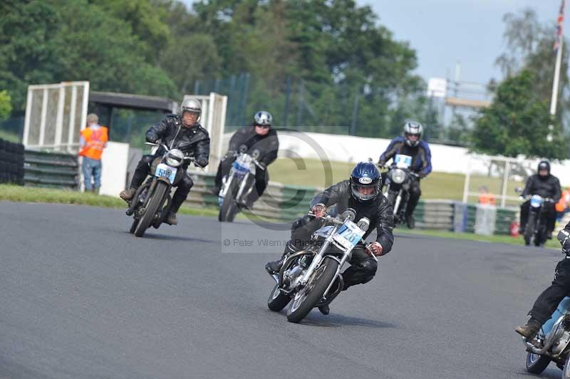 Mallory park Leicestershire;Mallory park photographs;Motorcycle action photographs;classic bikes;event digital images;eventdigitalimages;mallory park;no limits trackday;peter wileman photography;vintage bikes;vintage motorcycles;vmcc festival 1000 bikes