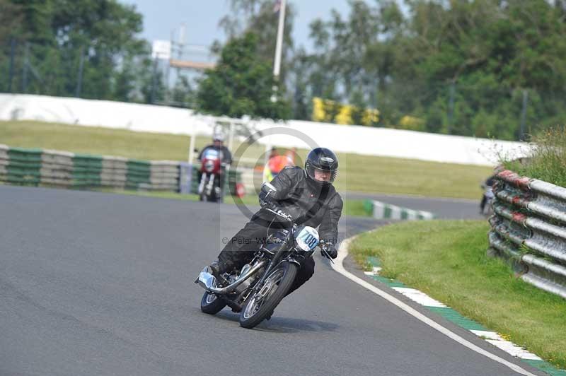 Mallory park Leicestershire;Mallory park photographs;Motorcycle action photographs;classic bikes;event digital images;eventdigitalimages;mallory park;no limits trackday;peter wileman photography;vintage bikes;vintage motorcycles;vmcc festival 1000 bikes