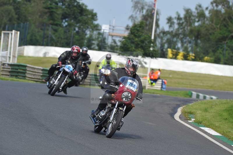 Mallory park Leicestershire;Mallory park photographs;Motorcycle action photographs;classic bikes;event digital images;eventdigitalimages;mallory park;no limits trackday;peter wileman photography;vintage bikes;vintage motorcycles;vmcc festival 1000 bikes