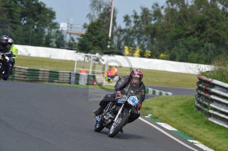 Mallory park Leicestershire;Mallory park photographs;Motorcycle action photographs;classic bikes;event digital images;eventdigitalimages;mallory park;no limits trackday;peter wileman photography;vintage bikes;vintage motorcycles;vmcc festival 1000 bikes