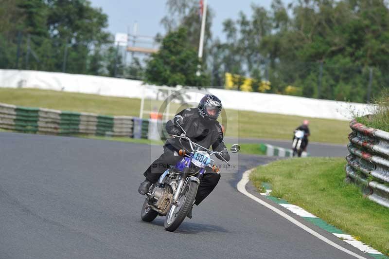 Mallory park Leicestershire;Mallory park photographs;Motorcycle action photographs;classic bikes;event digital images;eventdigitalimages;mallory park;no limits trackday;peter wileman photography;vintage bikes;vintage motorcycles;vmcc festival 1000 bikes
