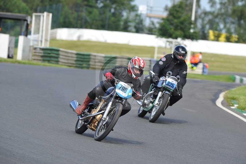 Mallory park Leicestershire;Mallory park photographs;Motorcycle action photographs;classic bikes;event digital images;eventdigitalimages;mallory park;no limits trackday;peter wileman photography;vintage bikes;vintage motorcycles;vmcc festival 1000 bikes
