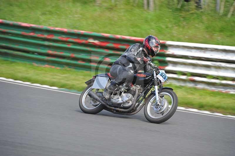 Mallory park Leicestershire;Mallory park photographs;Motorcycle action photographs;classic bikes;event digital images;eventdigitalimages;mallory park;no limits trackday;peter wileman photography;vintage bikes;vintage motorcycles;vmcc festival 1000 bikes