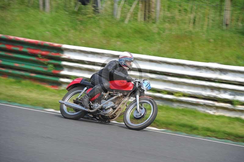 Mallory park Leicestershire;Mallory park photographs;Motorcycle action photographs;classic bikes;event digital images;eventdigitalimages;mallory park;no limits trackday;peter wileman photography;vintage bikes;vintage motorcycles;vmcc festival 1000 bikes