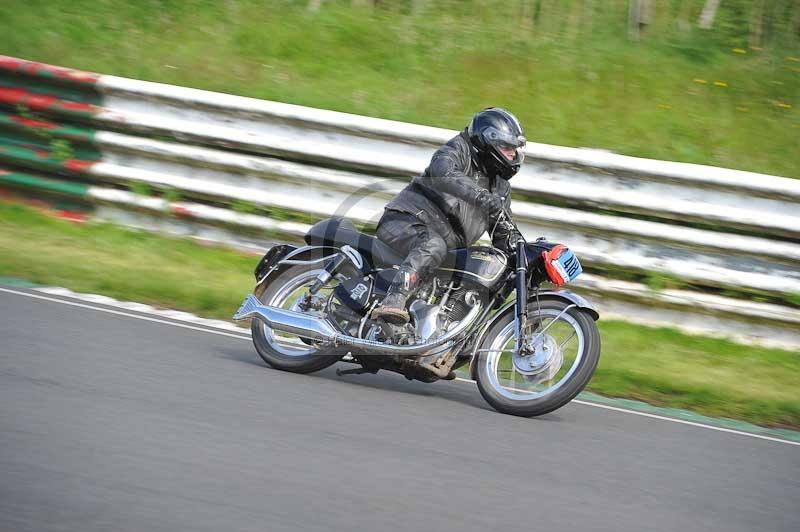 Mallory park Leicestershire;Mallory park photographs;Motorcycle action photographs;classic bikes;event digital images;eventdigitalimages;mallory park;no limits trackday;peter wileman photography;vintage bikes;vintage motorcycles;vmcc festival 1000 bikes