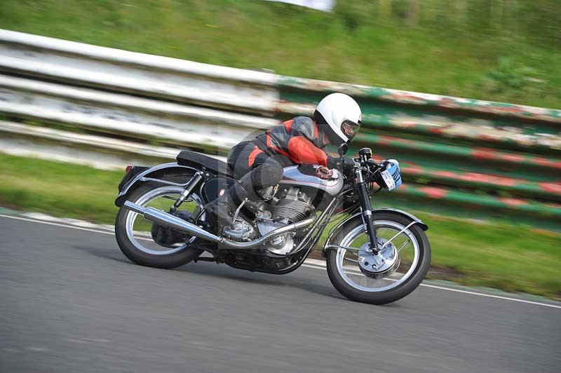 Mallory park Leicestershire;Mallory park photographs;Motorcycle action photographs;classic bikes;event digital images;eventdigitalimages;mallory park;no limits trackday;peter wileman photography;vintage bikes;vintage motorcycles;vmcc festival 1000 bikes